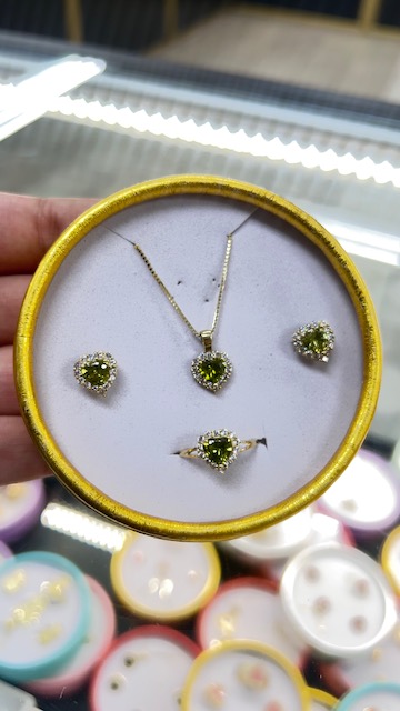 Radiant Heart 10K Gold Jewelry Set